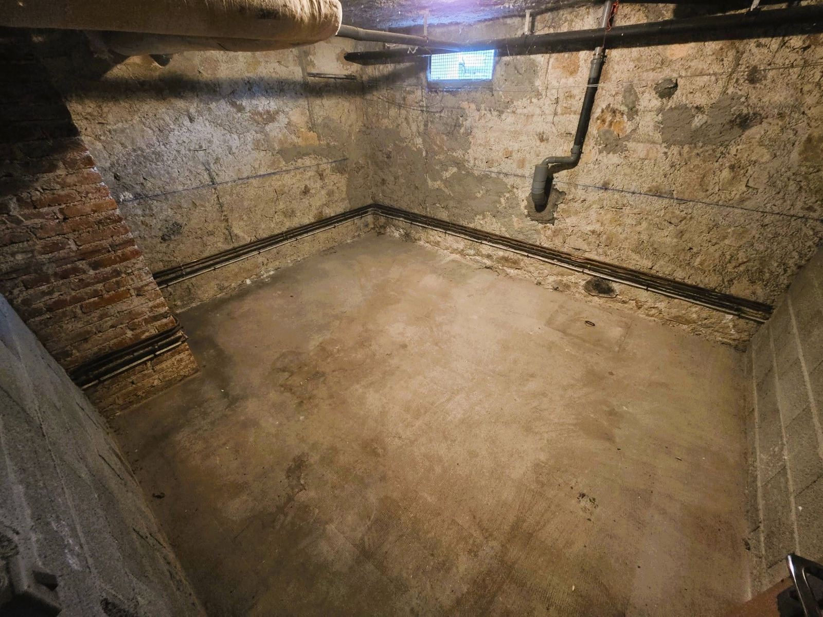 Débarras de cave — Cave vidée et balayée