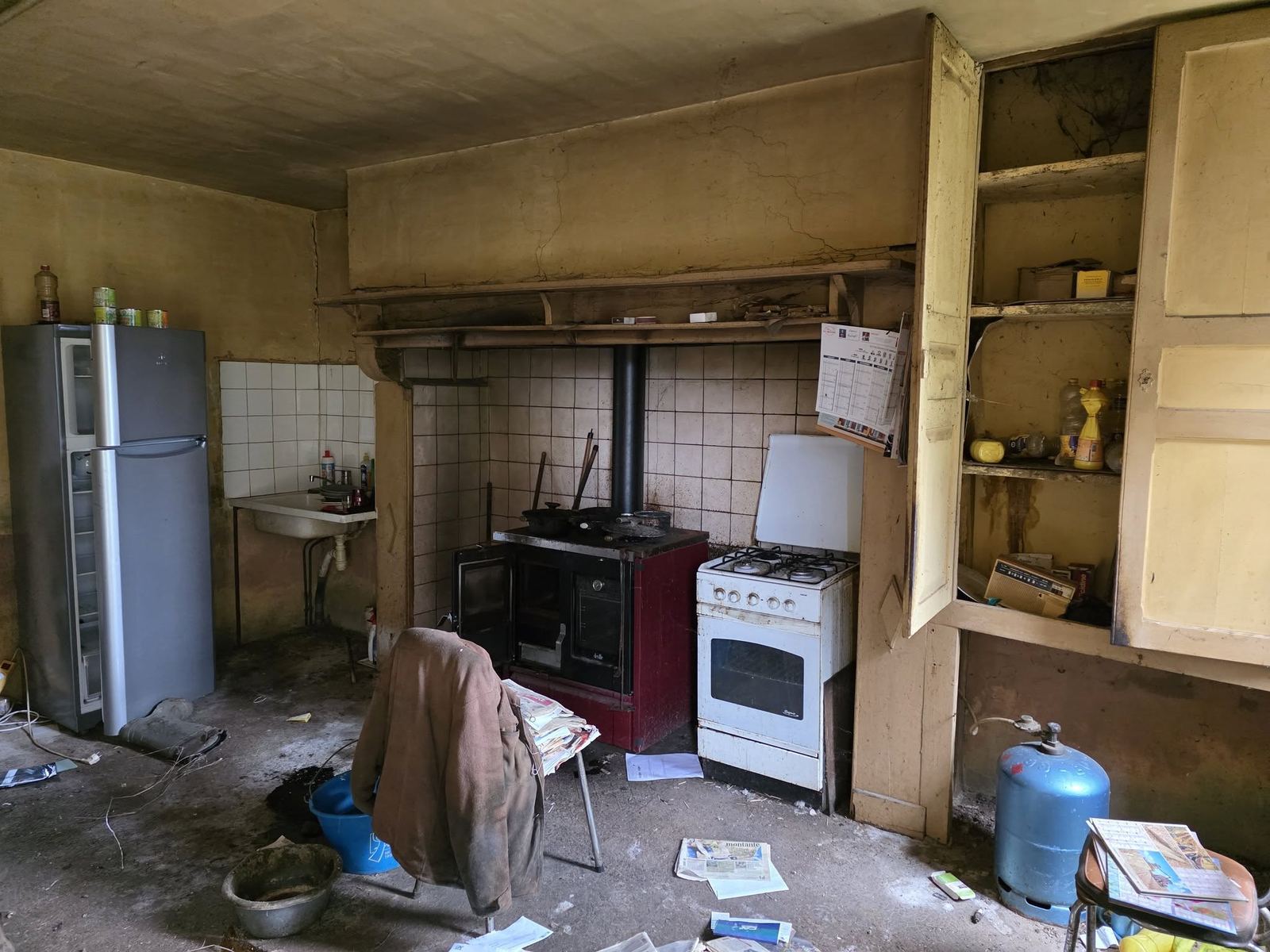 Cuisine d'une maison encombrée, avant le débarras