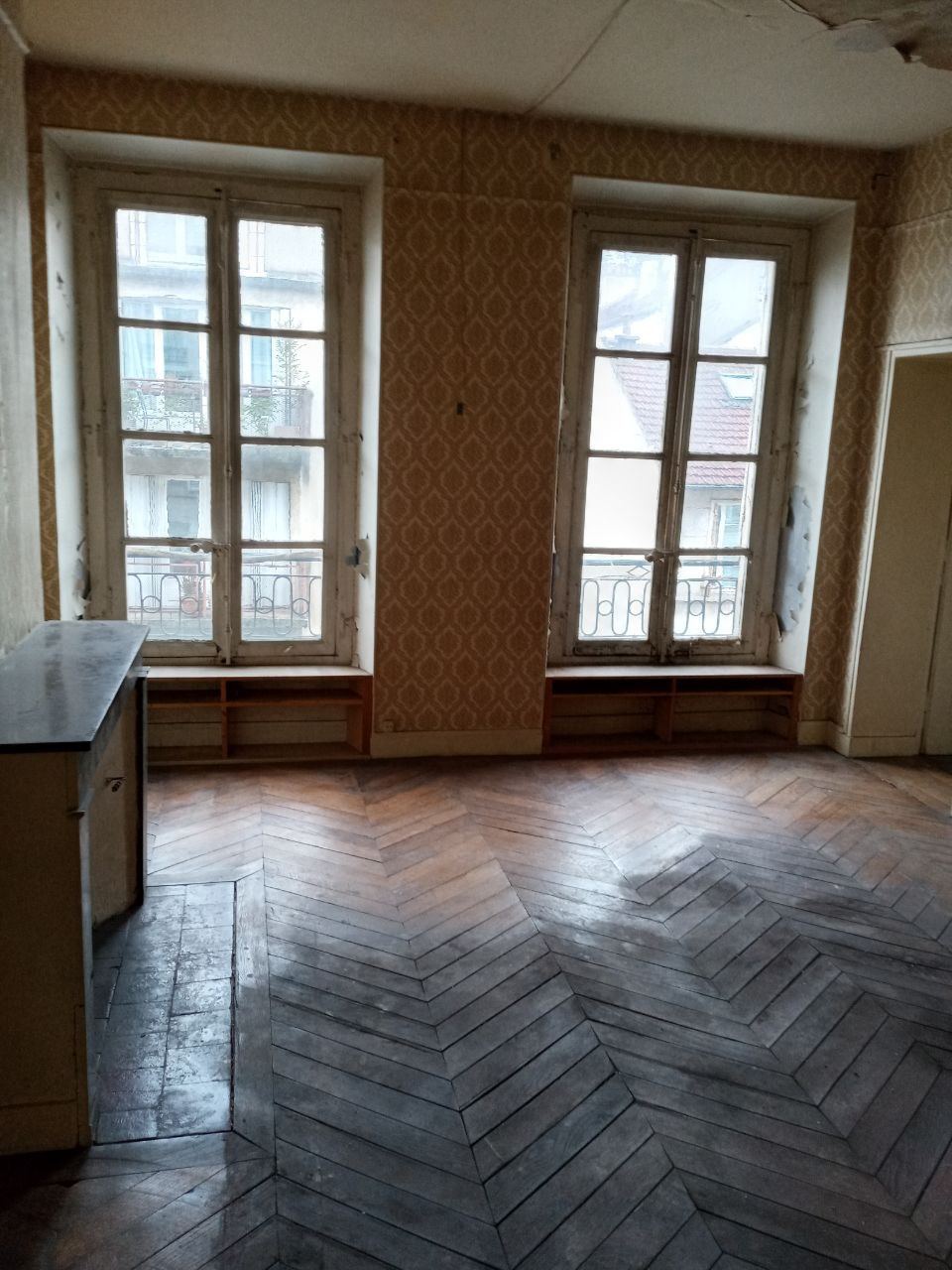 Débarras de maison — Pièce vidée, parquet dégagé