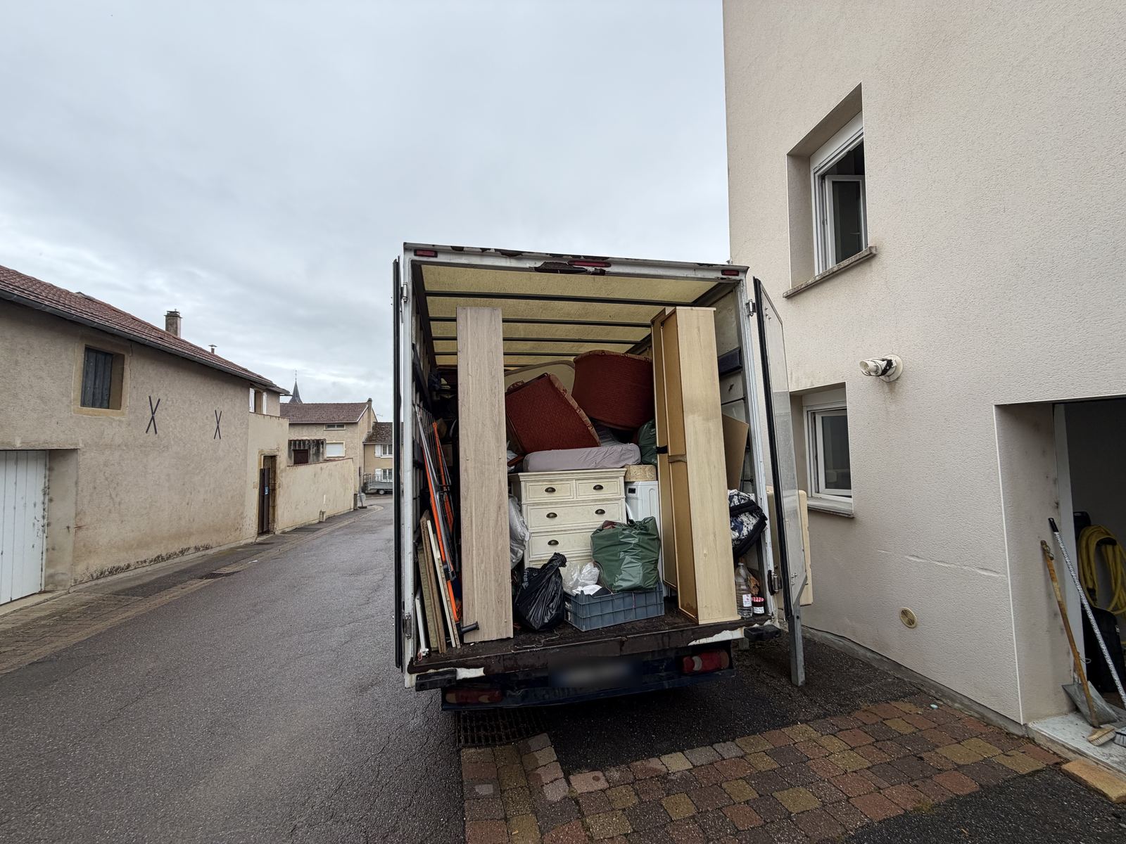 Camion Allways chargé de meubles pendant un déménagement